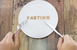 fastingの文字が書いてある皿