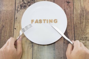 plate fasting 1 300x200 - 食べないと脳がスッキリする本当の理由