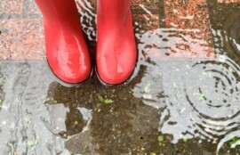 雨の日に赤い長靴履いた女の子