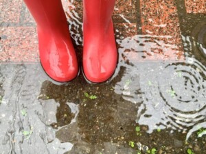 red boots girl 300x225 - 天気が悪いと体調不良になる女性が多くなる意外な理由